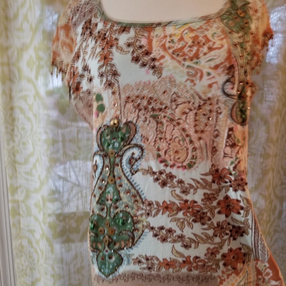 Stylish embellished gold/green. Sheer cap sleeve
